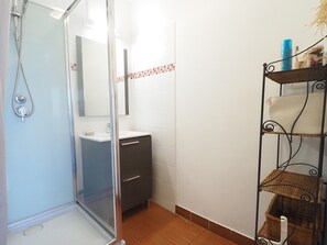 Bathroom - Apartment with pool - 4 guests (Le Grau-du-Roi)