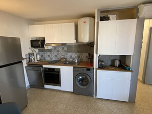 Micro-ondes, four, lave-vaisselle, grille-pain