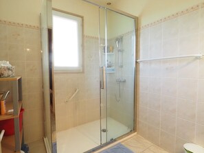 Bathroom - Villa with AC, pool, pets welcome - 8 guests (Le Grau-du-Roi)