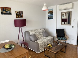 Living area - Bright marina, AC, port view - 6 guests (Le Grau-du-Roi)