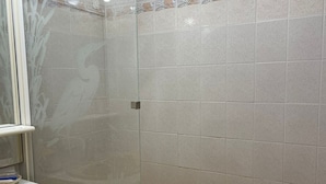A bathroom with a glass shower enclosure, a bathtub, and a sink. - Lovely apartment, terrace open view - 4 guests (La Grande-Motte)