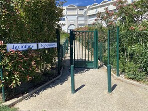 Property grounds - Apartment, pets welcome - 4 guests, near beach (Le Grau-du-Roi)