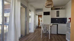 Una cocina moderna con comedor, una lámpara colgante y vistas al exterior.