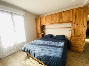 4 bedrooms, WiFi - Large house with AC in the center - 8 guests (Le Grau-du-Roi)