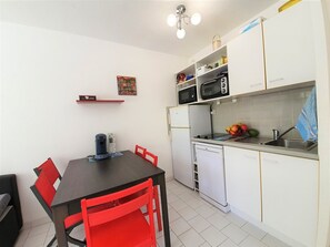 Jääkaappi, mikroaaltouuni, astianpesukone, kahvin-/teenkeitin