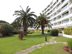 Property grounds - Studio cabin, pool and parking - 4 guests (La Grande-Motte)