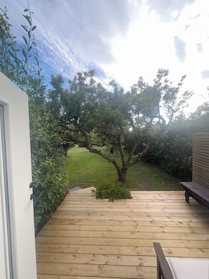 Terrace/patio - Modern guesthouse close to sea, nature, golf, hiking & Kattegat Trail (Särö)