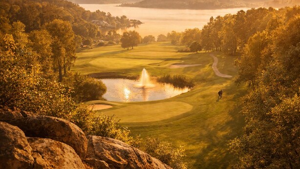A golf course with a pond, trees, and a distant body of water. - Modern guesthouse close to sea, nature, golf, hiking & Kattegat Trail (Särö)