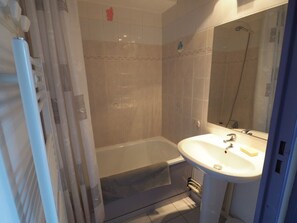 Bathroom - Apartment near the beach - 4 guests (Le Grau-du-Roi)
