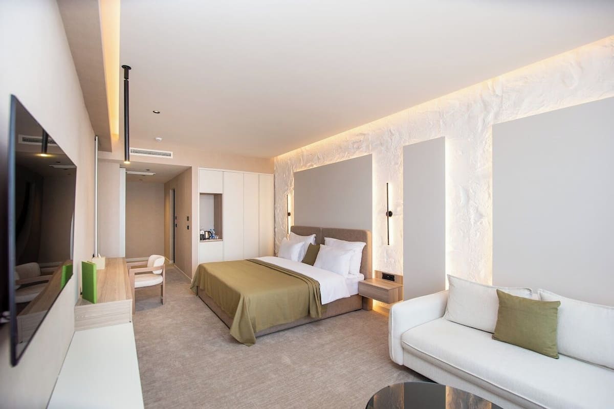 In-room safe, laptop workspace, blackout curtains, soundproofing