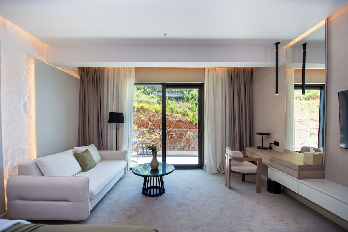 In-room safe, laptop workspace, blackout curtains, soundproofing