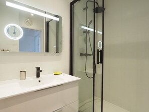 Bathroom - Air-conditioned apartment, parking, sea view - 6 guests (Le Grau-du-Roi)