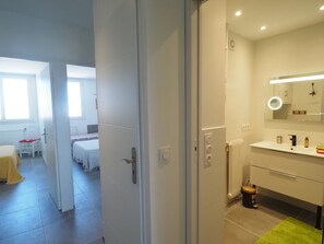 Une salle de bain moderne avec un miroir, un lavabo et des toilettes.