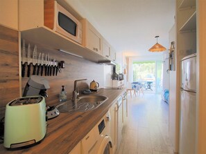 Mikrowelle, Ofen, Geschirrspüler, Toaster