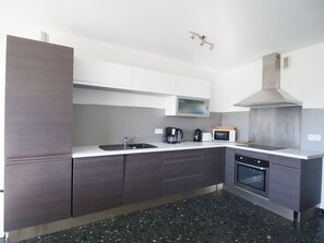 Geladeira, micro-ondas, fogão, lava-louças
