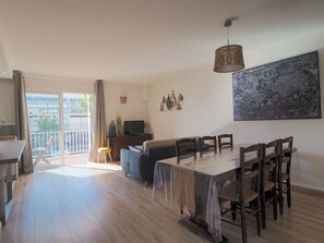 TV - Apartment with AC and parking - 6 guests, steps from the beach (Le Grau-du-Roi)