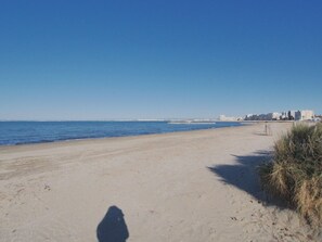 On the beach - Apartment with AC and parking - 6 guests, steps from the beach (Le Grau-du-Roi)