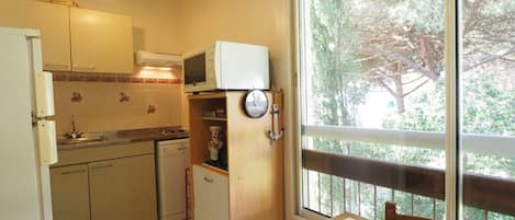 Fridge, microwave, dishwasher, coffee/tea maker