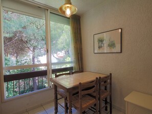 Dining - Studio with AC in city center, parking - 4 guests (La Grande-Motte)