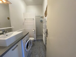 Bathroom - Lovely flat AC city center - 6 guests (Le Grau-du-Roi)