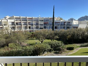 Property grounds - Spacious apartment with pool - 6 guests (La Grande-Motte)