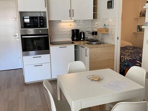 Dishwasher, coffee/tea maker - Spacious apartment with pool - 6 guests (La Grande-Motte)