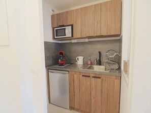 Mikrowelle, Wasserkocher mit Kaffee-/Teezubehör