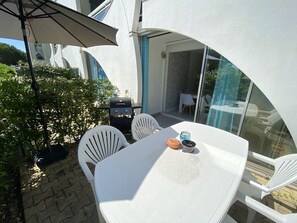 Outdoor dining - Renovated studio with garden, parking - 4 guests (La Grande-Motte)