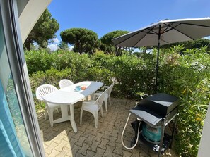 Outdoor dining - Renovated studio with garden, parking - 4 guests (La Grande-Motte)