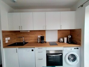 Fridge, microwave, dishwasher - New apartment in the heart of Le Palais (Le Palais)