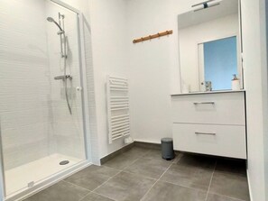 Bathroom - New apartment in the heart of Le Palais (Le Palais)