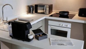 Private kitchen - LARGE TWO BEDROOM DELUXE APARTMENT WITH STUNNING CITY VIEWS (Krung Thep Maha Nakhon)