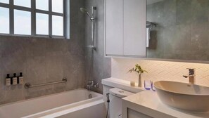 Bathroom - LARGE TWO BEDROOM DELUXE APARTMENT WITH STUNNING CITY VIEWS (Krung Thep Maha Nakhon)