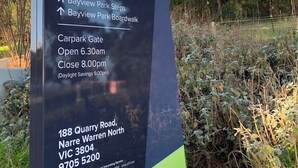 Un panneau d’accueil pour le parc Bayview, indiquant les directions et les heures d’ouverture.