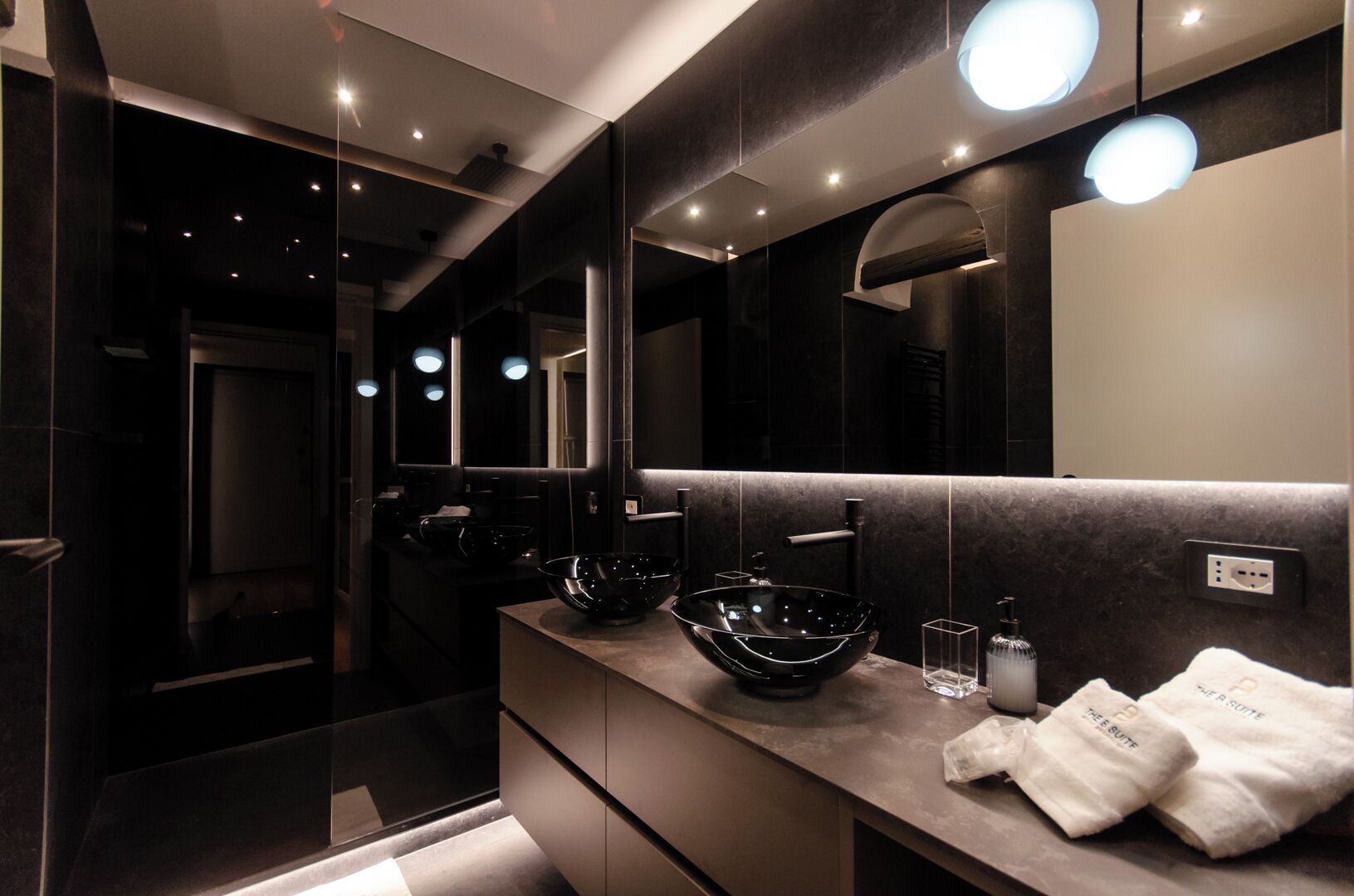 Apartment | Bathroom | Shower, free toiletries, hair dryer, towels