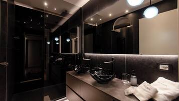 Apartment | Bathroom | Shower, free toiletries, hair dryer, towels