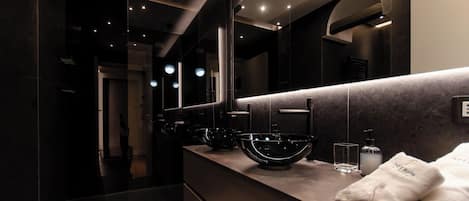 Appartement | Salle de bain | Douche, articles de toilette (gratuits), séchoir à cheveux
