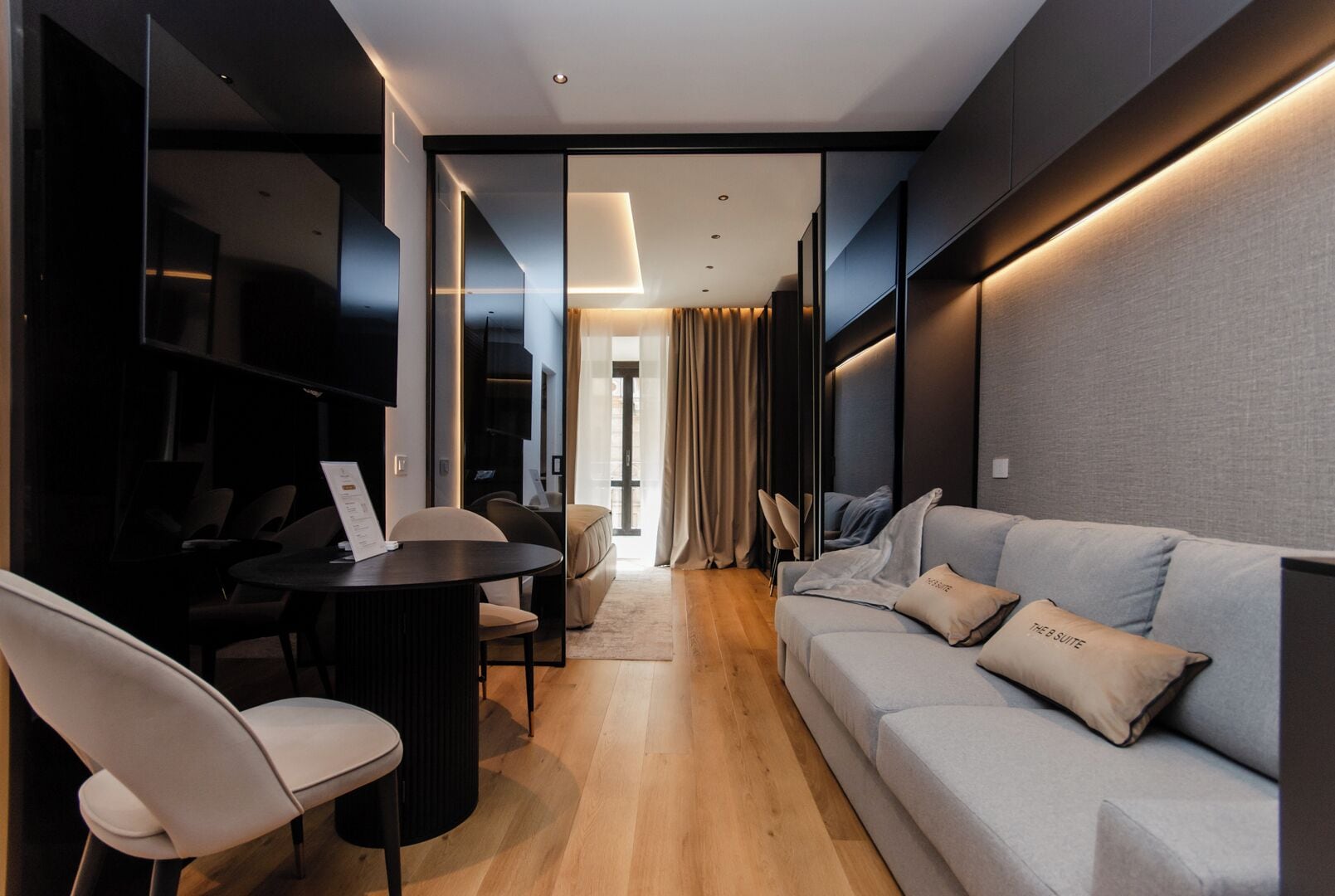 Apartamento | Zona de estar | Smart TV de 50 pulgadas con canales por cable