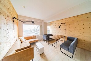 Living area - ArtBar & GuestHouse ennova (Atami)