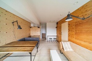 Living area - ArtBar & GuestHouse ennova (Atami)