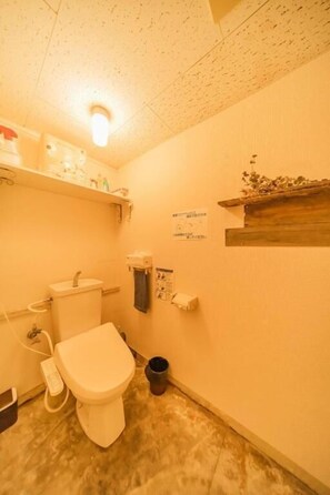 Basic Shared Dormitory, Mixed Dorm | Bathroom - ArtBar & GuestHouse ennova (Atami)