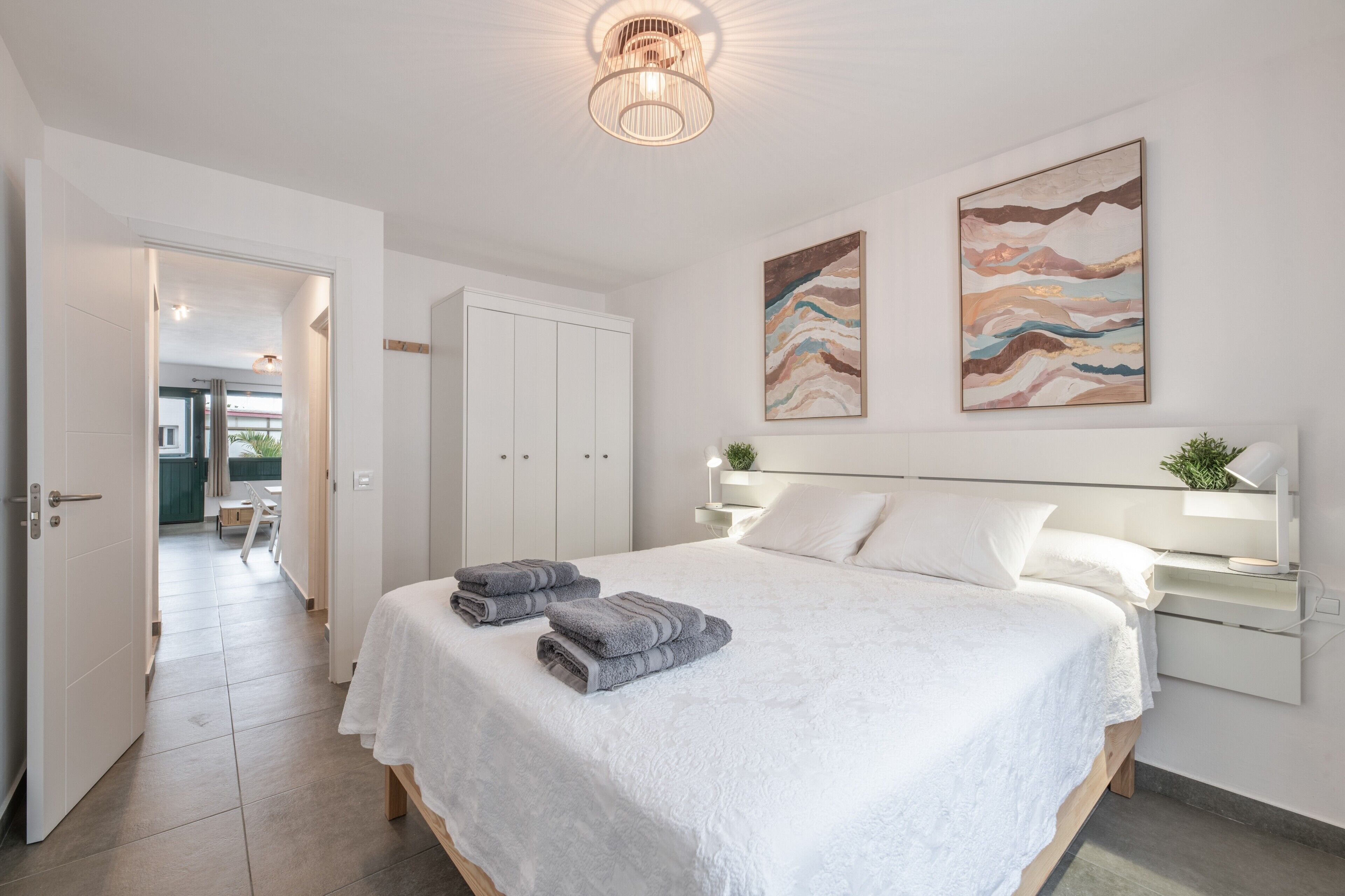 1 habitación, tabla de planchar con plancha, wifi y ropa de cama 