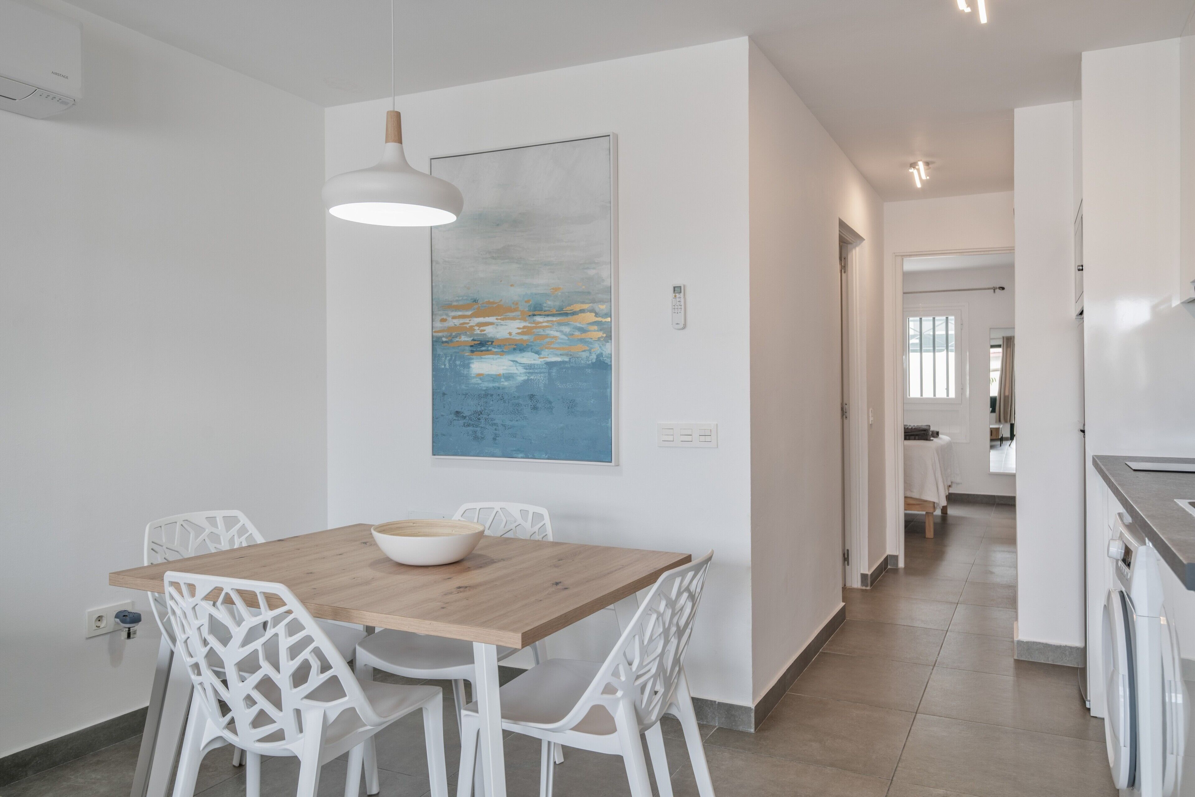 Una cucina moderna con forno integrato e frigorifero bianco.