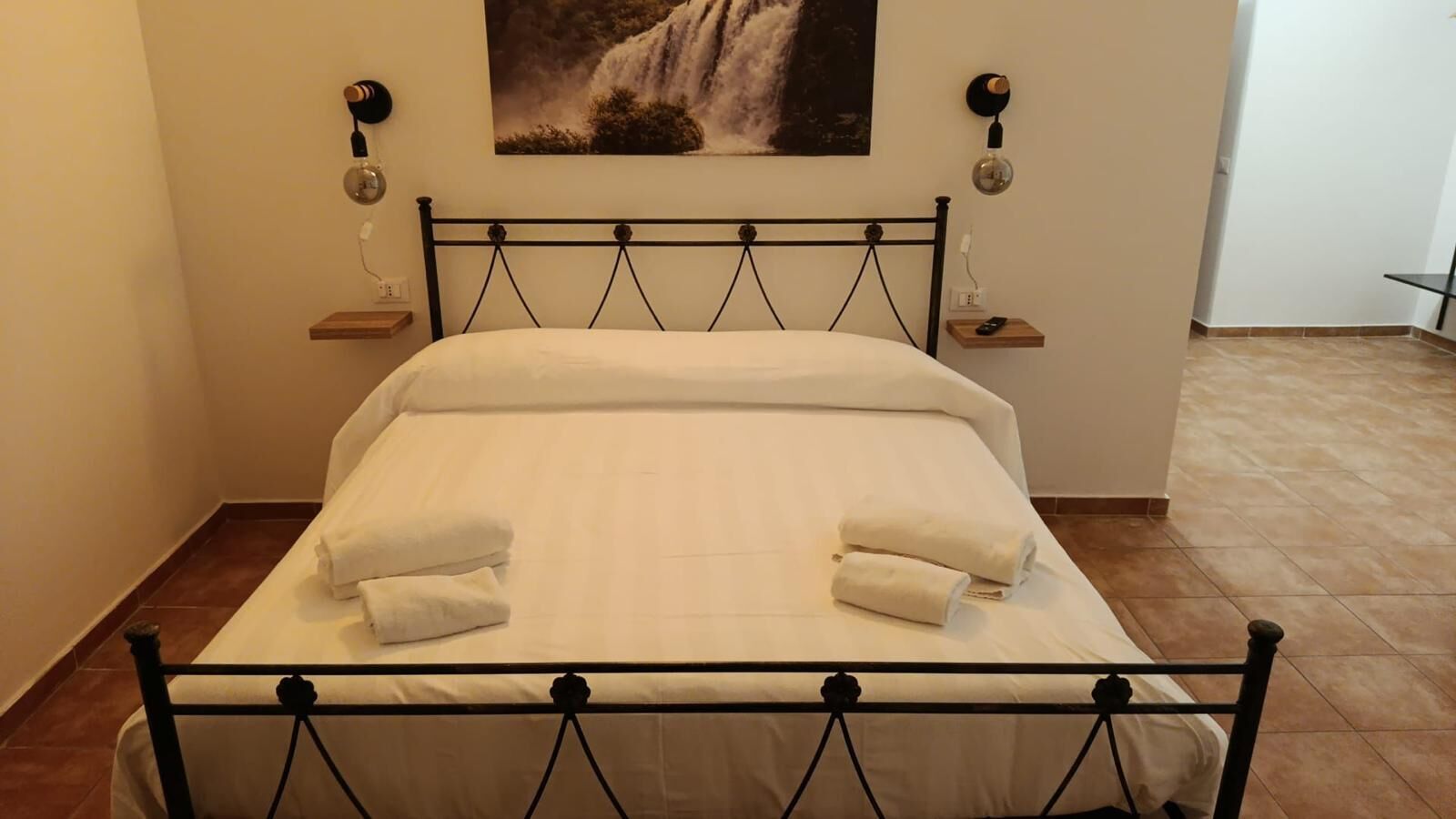 Quarto casal, 1 cama de casal, sacada, vista para a colina