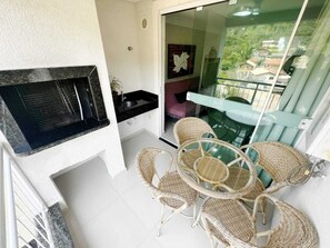 Outdoor dining - Apartment for 4 people in Bombas + swimming pools + gym + sauna + games rooms (Bombinhas)
