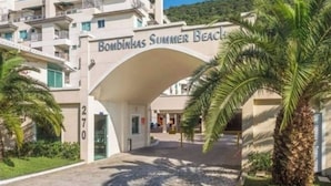 A building with a sign reading 'Bombrinhas Summer Beach.' - Apartment for 4 people in Bombas + swimming pools + gym + sauna + games rooms (Bombinhas)