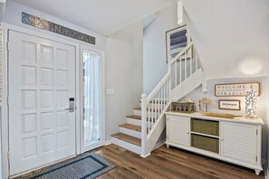 Interior - Spacious and modern 3 bedroom villa with stunning lagoon views (Hilton Head Island)