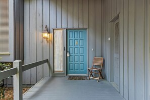 Terrace/patio - Spacious and modern 3 bedroom villa with stunning lagoon views (Hilton Head Island)