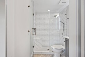 Shower, hair dryer, towels - Spacious and modern 3 bedroom villa with stunning lagoon views (Hilton Head Island)