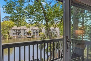Property grounds - Spacious and modern 3 bedroom villa with stunning lagoon views (Hilton Head Island)